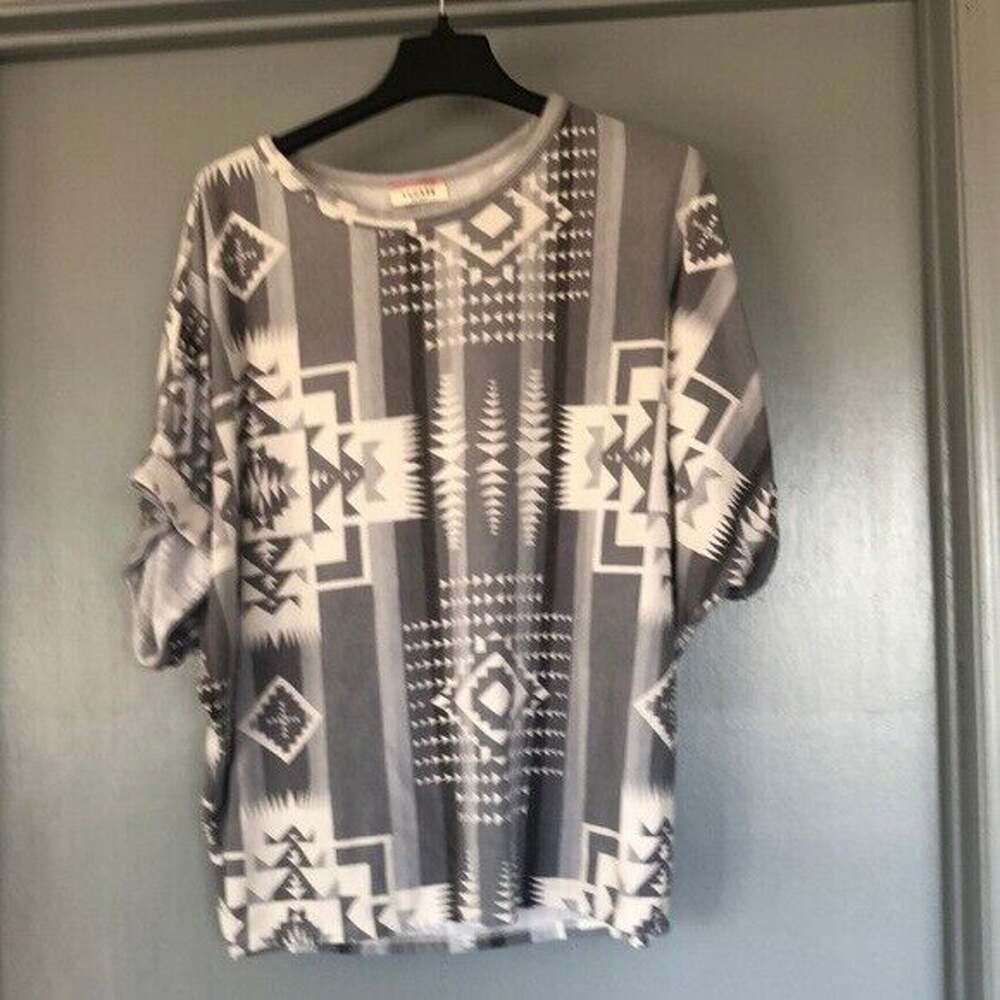 Andree by Unit Short Sleeved gray Aztec top size Large Scoop Neck